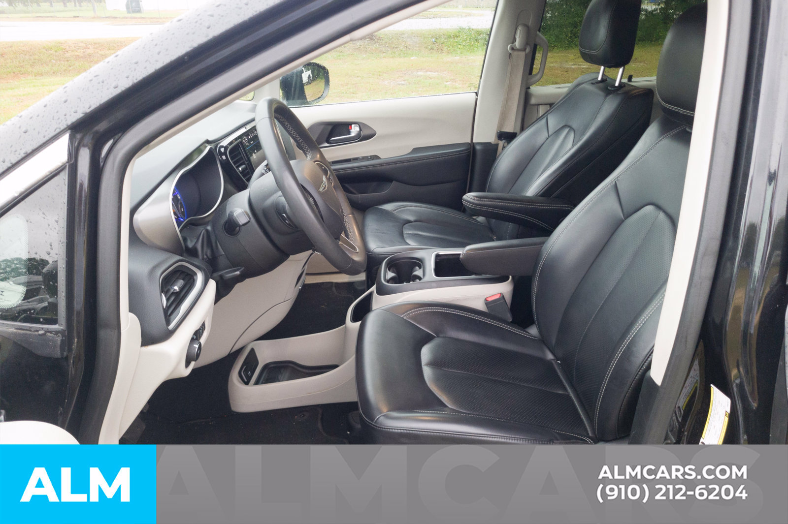 Used 2023 Chrysler Pacifica Touring-L FWD image 6