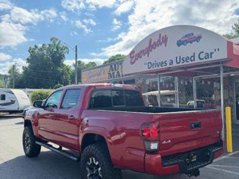 Used 2020 Toyota Tacoma SR AWD/4WD image 4