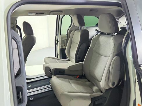 Used 2024 Toyota Sienna LE image 32