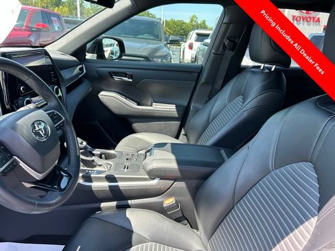 Used 2024 Toyota Highlander XSE FWD image 2