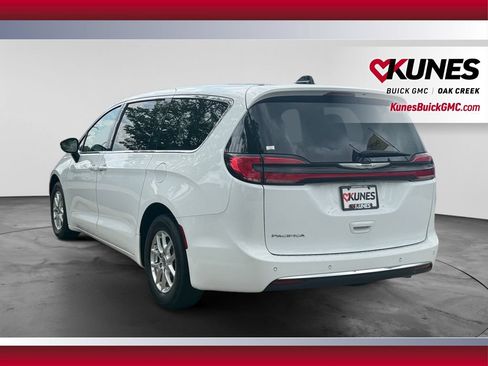 Used 2024 Chrysler Pacifica Touring-L FWD image 8