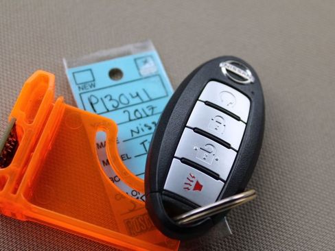 Used 2017 Nissan Titan SV image 30