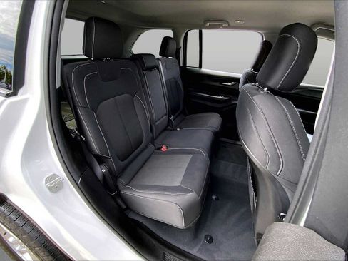 Used 2023 Jeep Grand Cherokee Laredo w/ Luxury Tech Group I AWD/4WD image 19