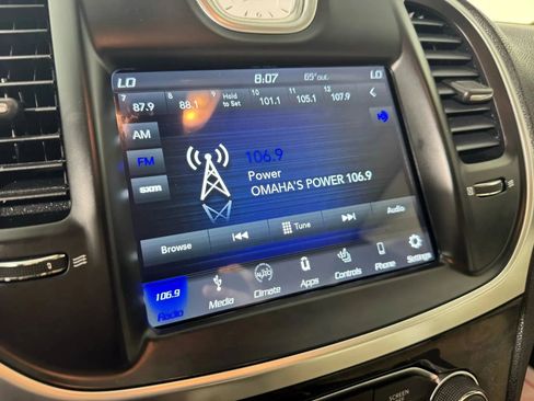 Used 2018 Chrysler 300 Limited AWD/4WD image 19