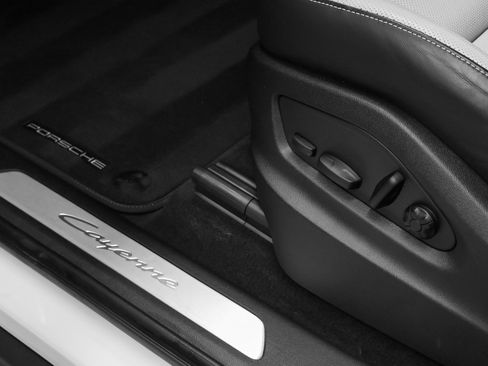 Used 2024 Porsche Cayenne image 23