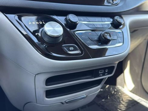 Used 2020 Chrysler Voyager Lxi image 34