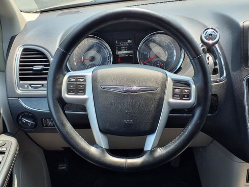 Used 2016 Chrysler Town & Country Touring w/ Driver Convenience Group FWD image 29