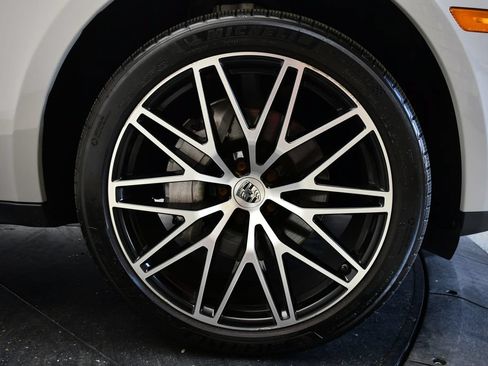 Certified 2024 Porsche Macan AWD/4WD image 16