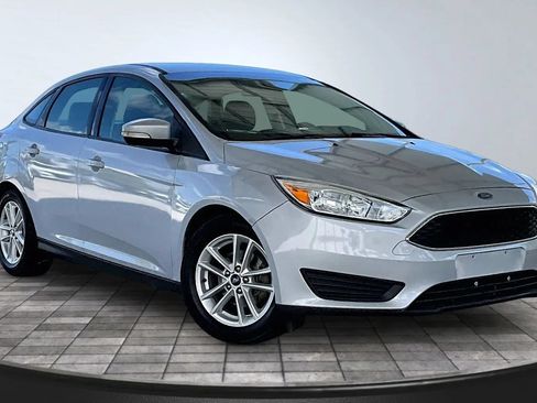 Used 2017 Ford Focus SE FWD image 3