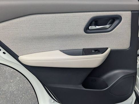 Certified 2023 Nissan Rogue SV FWD image 18