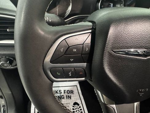 Used 2025 Chrysler Pacifica Select FWD image 5