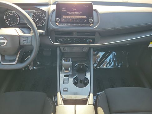 Used 2025 Nissan Rogue S image 16