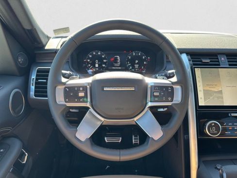 Used 2025 Land Rover Discovery Dynamic SE AWD/4WD image 15