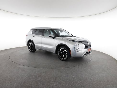 Used 2023 Mitsubishi Outlander SEL image 2