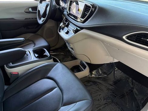 Used 2024 Chrysler Pacifica Limited FWD image 19