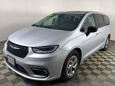 Used 2024 Chrysler Pacifica Limited FWD image 13
