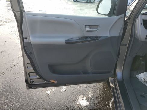 Used 2015 Toyota Sienna XLE image 22
