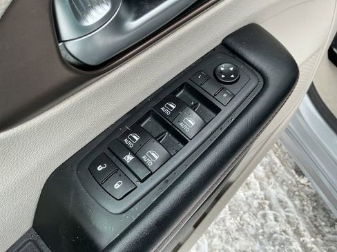 Used 2018 Chrysler Pacifica Touring-L Plus image 24