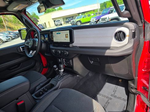 Used 2025 Jeep Wrangler Unlimited Sahara w/ Safety Group AWD/4WD image 29