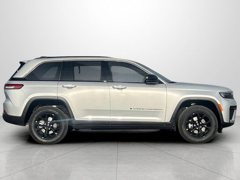 New 2026 Jeep Grand Cherokee Altitude image 4