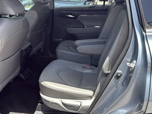 Used 2022 Toyota Highlander XLE FWD image 16