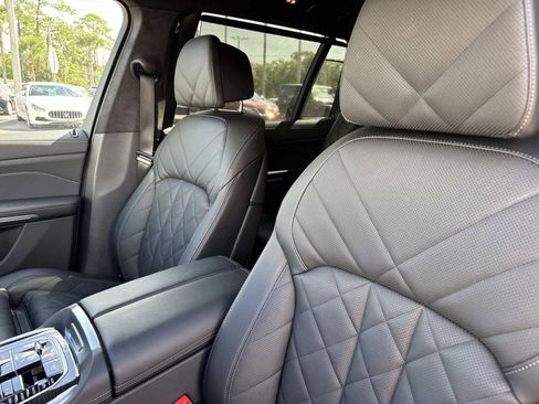 Used 2025 BMW X7 xDrive40i w/ M Sport Package image 21