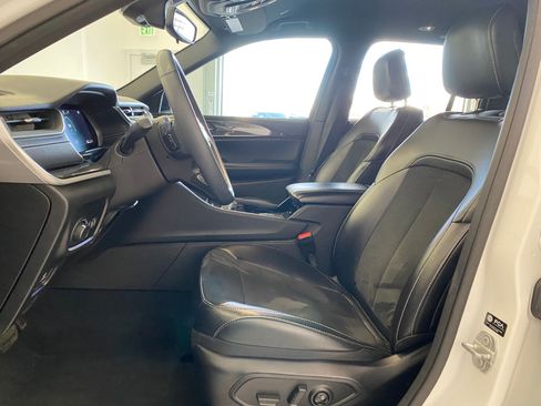 Used 2023 Jeep Grand Cherokee Altitude image 5