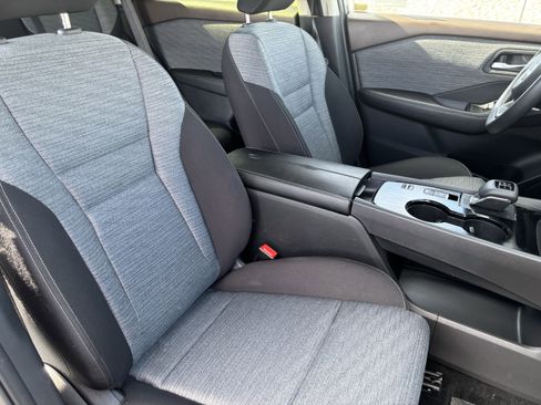 Used 2023 Nissan Rogue SV image 9