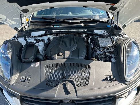 Certified 2026 Porsche Macan AWD/4WD image 32