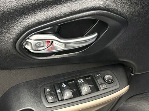 Used 2017 Jeep Cherokee Latitude FWD image 13