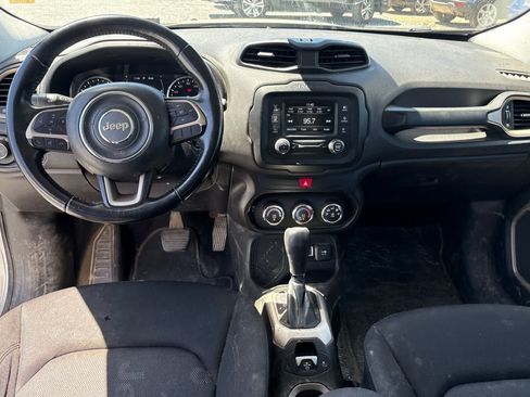 Used 2017 Jeep Renegade Latitude FWD image 4