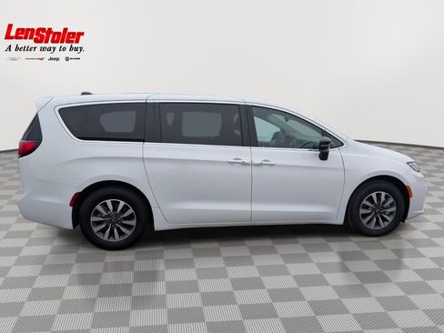 Used 2024 Chrysler Pacifica Select FWD image 6