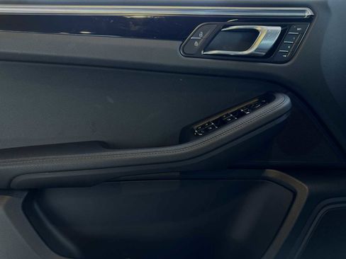 Certified 2024 Porsche Macan image 12