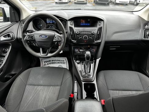 Used 2018 Ford Focus SE w/ SE Appearance Package image 12