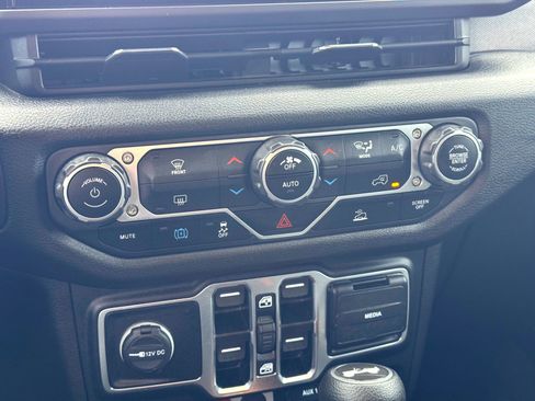 Used 2024 Jeep Wrangler Unlimited image 28