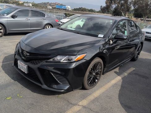 Used 2019 Toyota Camry SE FWD image 1