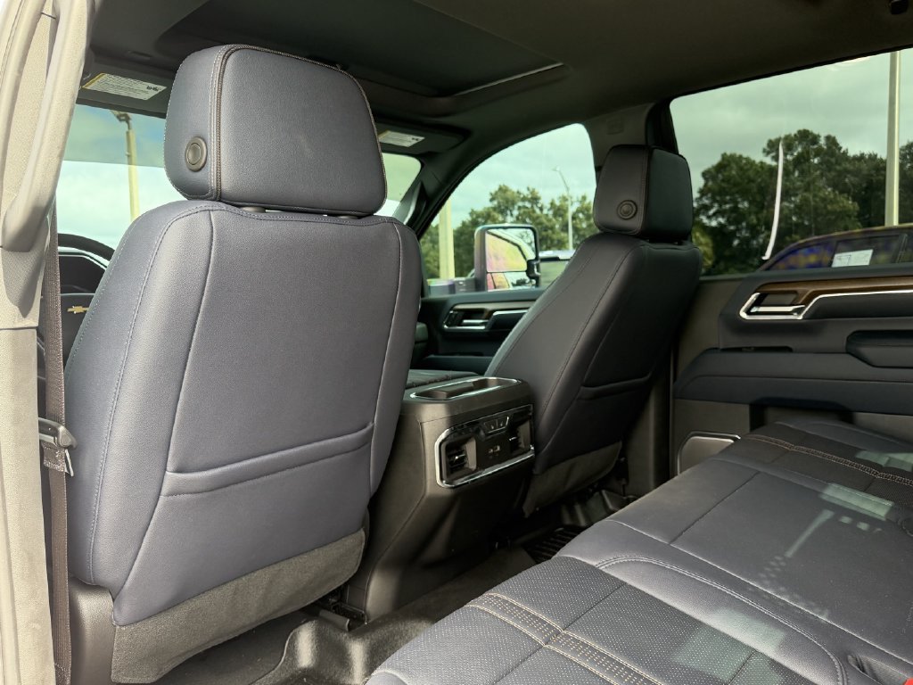 Used 2024 Chevrolet Silverado 3500 High Country w/ High Country Premium Package AWD/4WD image 18