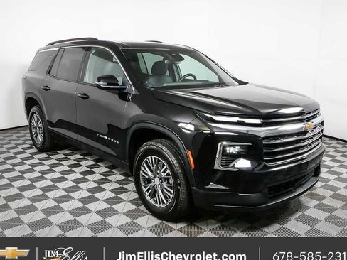Certified 2025 Chevrolet Traverse LT FWD image 1