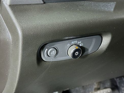 Used 2022 Chevrolet Traverse LT image 23