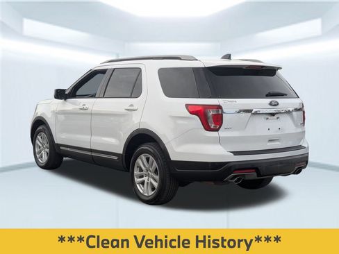 Used 2018 Ford Explorer XLT image 4