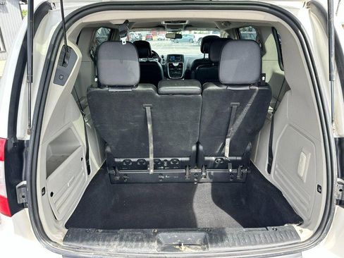 Used 2012 Chrysler Town & Country Touring w/ Entertainment Group #1 FWD image 5