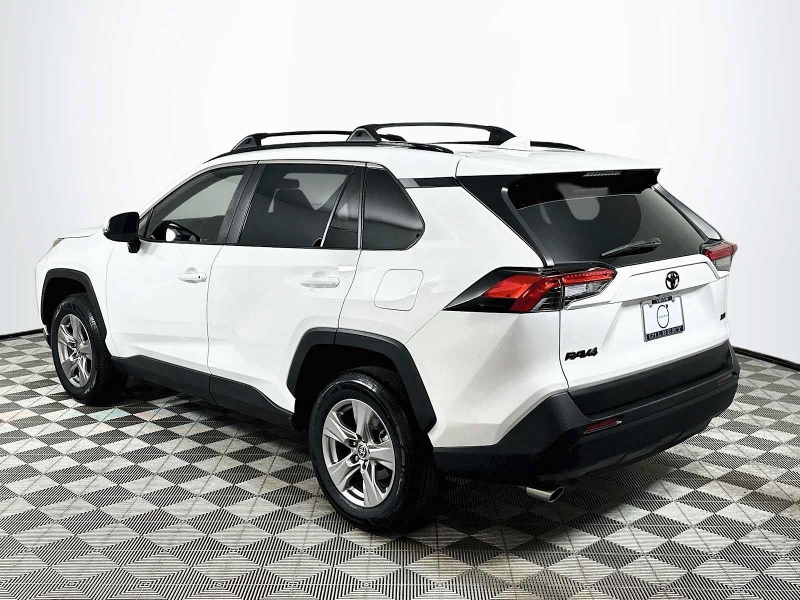 Used 2022 Toyota RAV4 XLE w/ Convenience Package FWD image 5