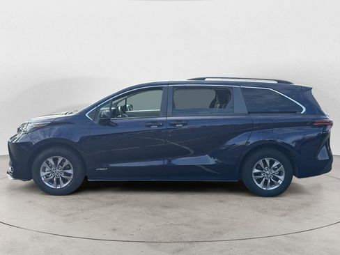Used 2021 Toyota Sienna LE image 3