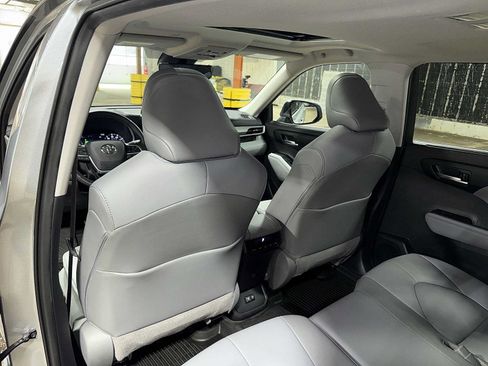Used 2021 Toyota Highlander XLE AWD/4WD image 29