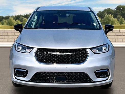 Used 2024 Chrysler Pacifica Touring-L FWD image 3