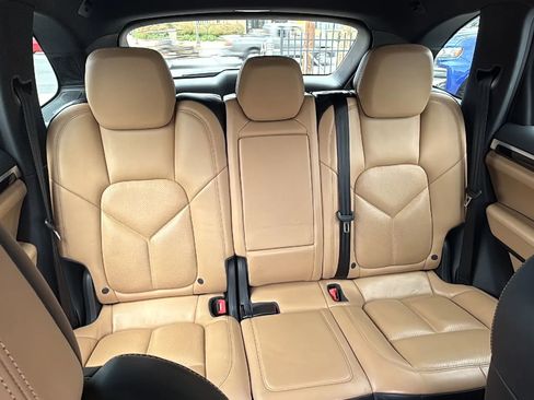 Used 2017 Porsche Cayenne w/ Premium Package image 11