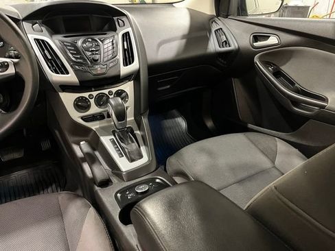 Used 2014 Ford Focus SE w/ SE Winter Package FWD image 19