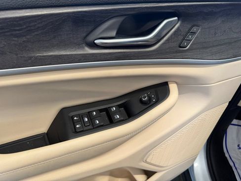 Used 2025 Jeep Grand Cherokee Limited w/ Luxury Tech Group II AWD/4WD image 22