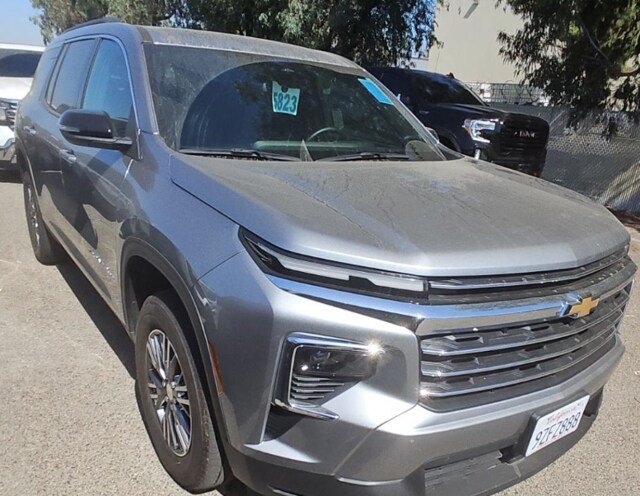 Used 2025 Chevrolet Traverse LT FWD image 2
