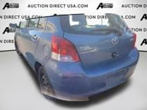 Used 2011 Toyota Yaris 4-Door Hatchback image 25